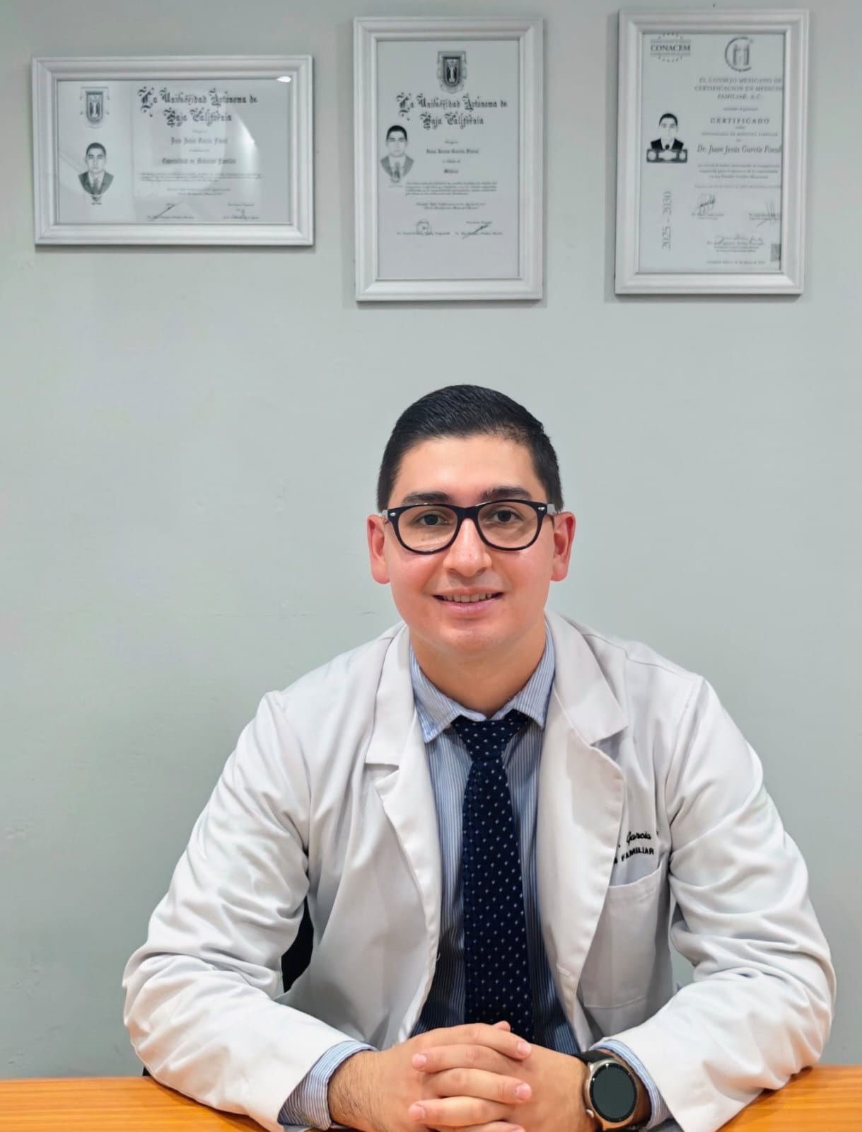 Dr. Juan Jesús García Fiscal en su consultorio